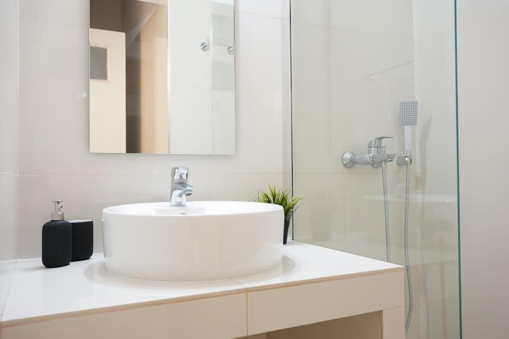 Syntagma Square, 70sqm Pentelis Sunny Apartment Athens